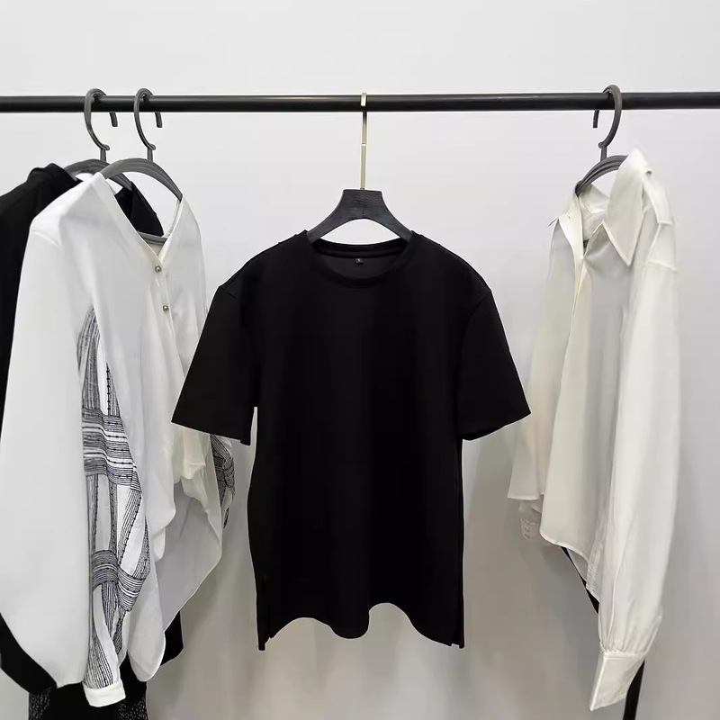 Short-sleeved knitted T-shirt with loose round neck and two side slits in silhouette