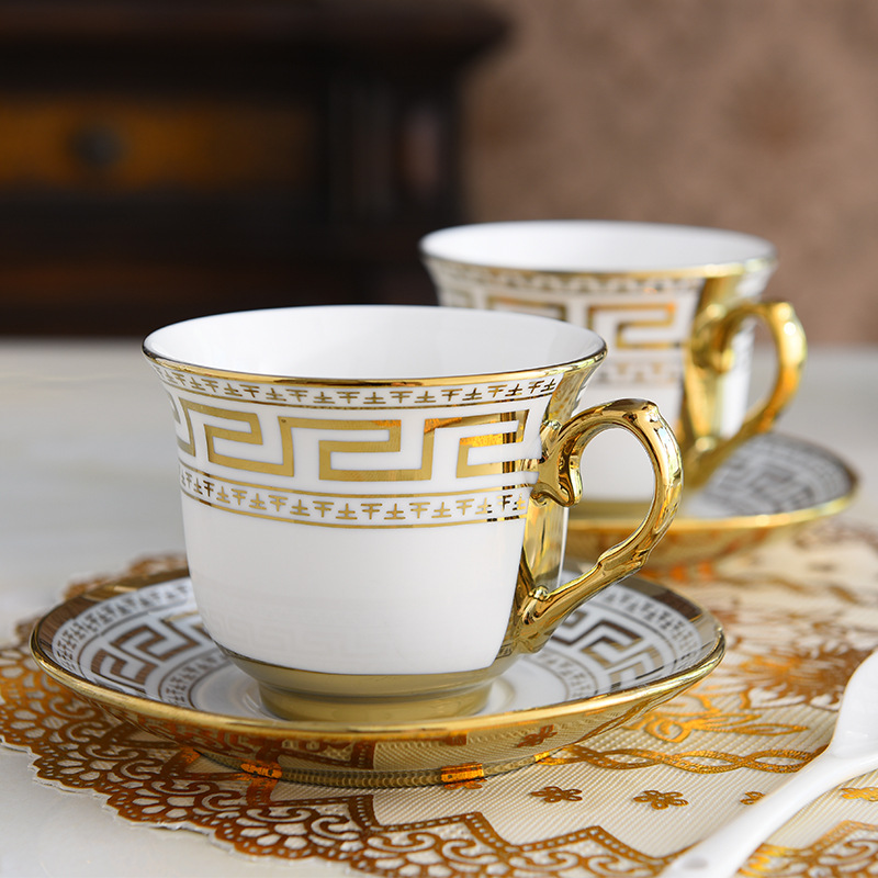 Chapado en titanio creativo de estilo europeo taza de café de cerámica hogar británico taza flor taza de té decoración traje