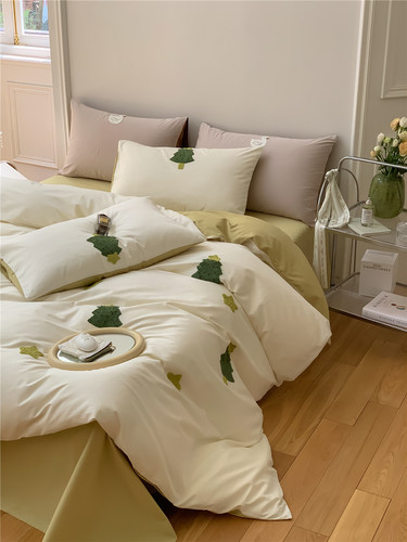 ins autumn and winter 100 cotton brushed four-piece set thickened warm cotton cartoon three-dimensional towel embroidered quilt cover bed sheet