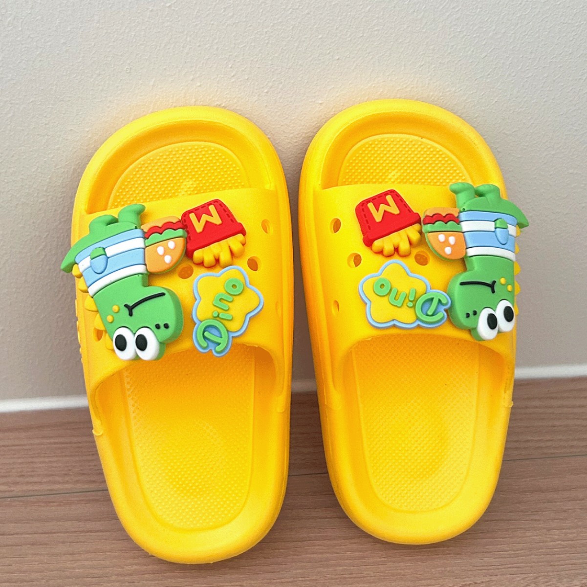 2026 E-commerce popular coreano zapatillas infantiles de alta calidad cómodas zapatillas de moda de dibujos animados suaves fábrica al por mayor