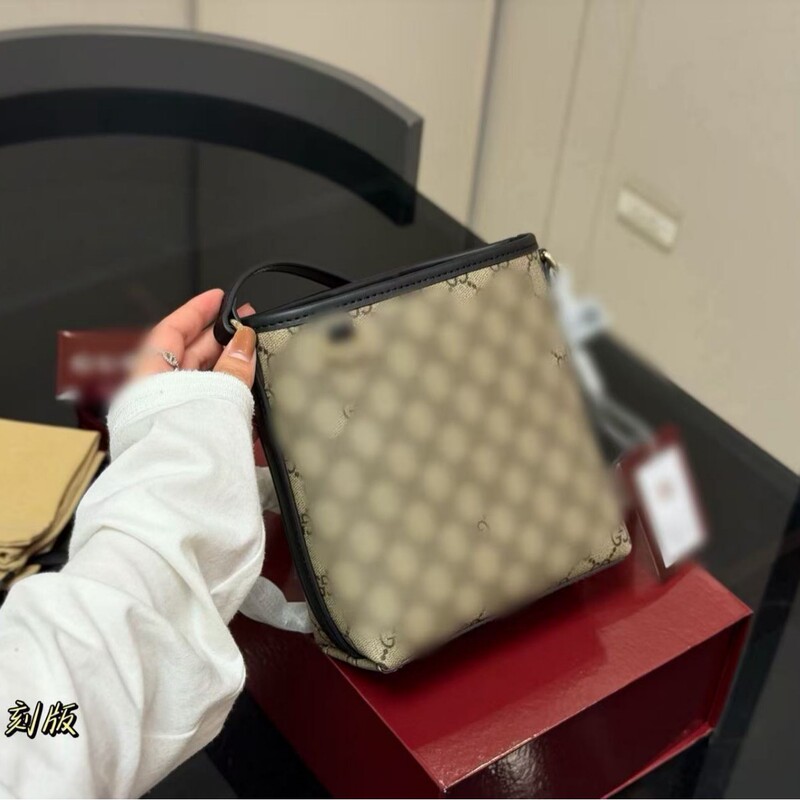 25 Fall/Winter New G-brand Emblem Series Mini Shoulder Bag Gucci Single-Shoulder Bucket Bag Women's Bag Wholesale 25 Fall/Winter New G-brand Emblem Series Mini Shoulder Bag Gucci Single-Shoulder Bucket Bag Women's Bag Wholesale