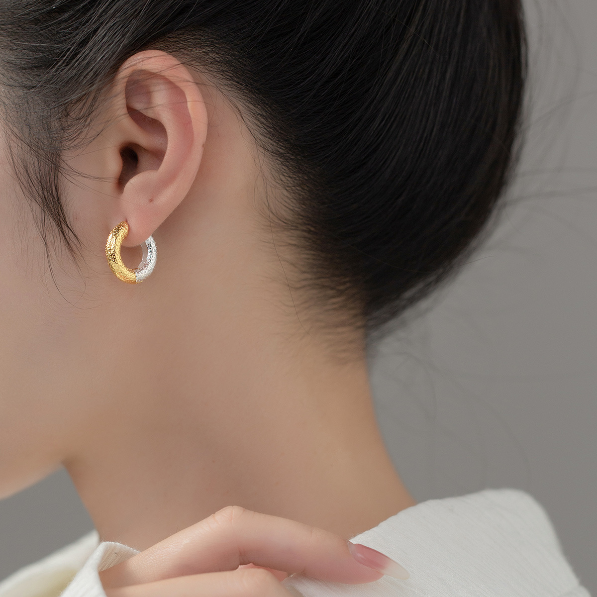 Moda europea y americana de dos colores pendientes de plata cóncavo-convexa textura hebilla de oreja ins oro y plata contraste color diseño temperamento oreja joyería