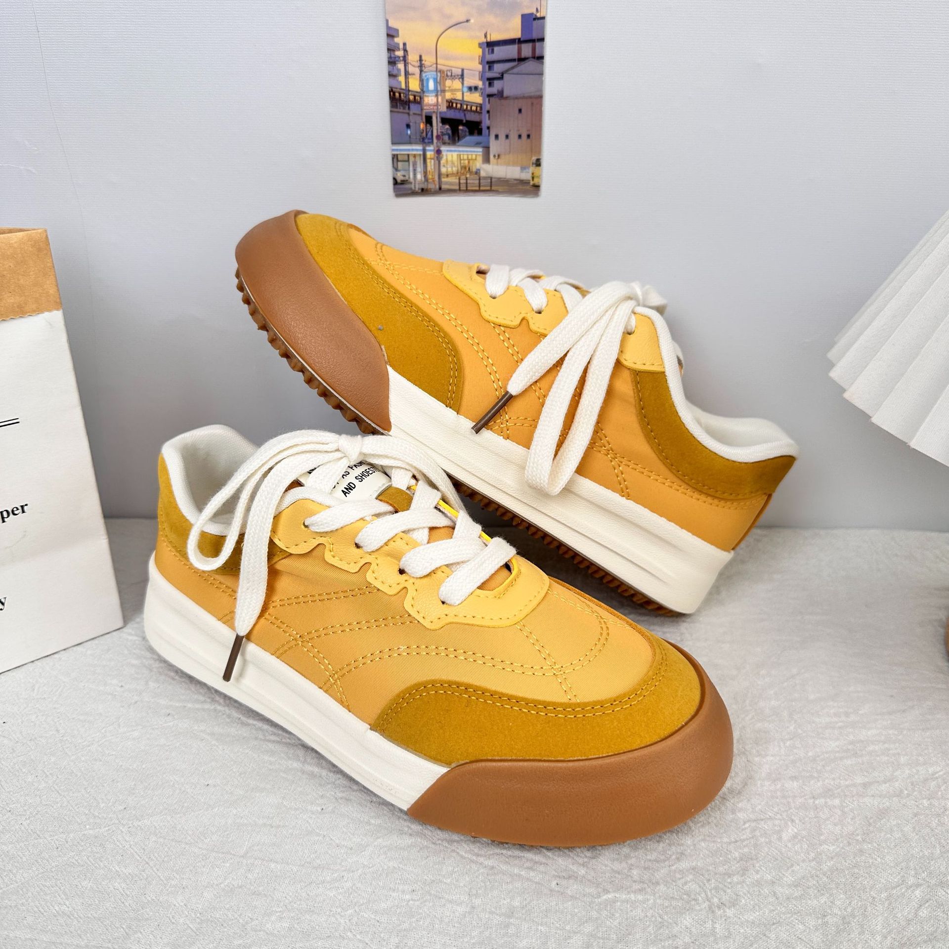 6648 zapatos blancos de suela gruesa para mujer con falda 2025 primavera nuevo estilo diseño de nicho casual ligero, transpirable y versátil