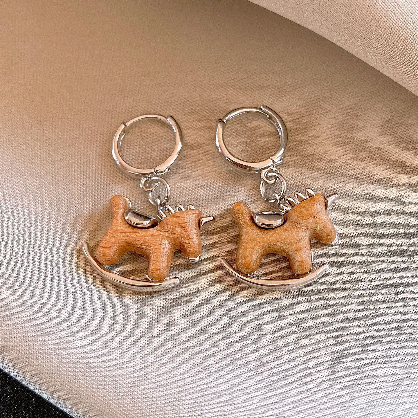 Oro verdadero eléctrico galvanis colgante de piedra pony pendientes collar ligero lujo nicho universal conjunto temperamento alta sensación de joyería mujer
