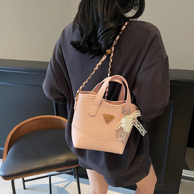 Bolso de mano de color de contraste popular de este año para mujer 2025 nuevo bolso de cubo más vendido bolso de mensajero casual de alta gama de todo fósforo