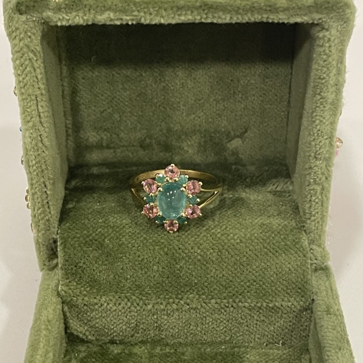 Anello vintage con cabochon in tormalina verde stile elegante_voghion.com