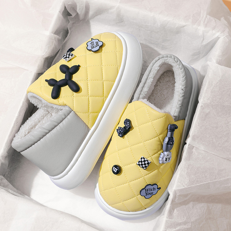 Fábrica directa de zapatos de algodón de invierno de mujeres 2024 nuevas zapatillas de peluche antideslizantes calientes con suela gruesa un cabello