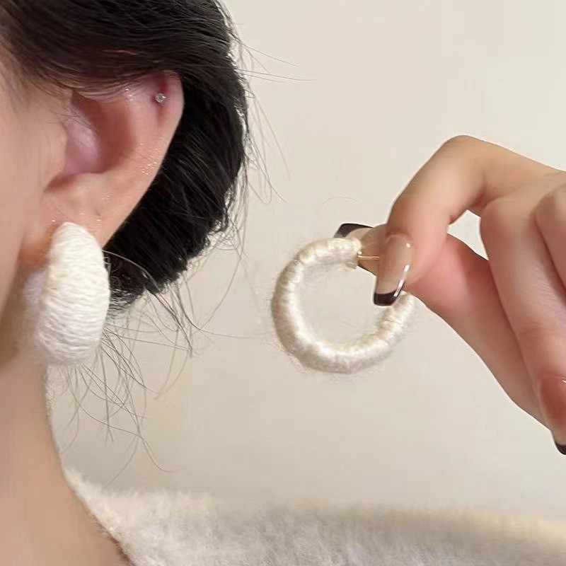 화이트 C 울 이어링