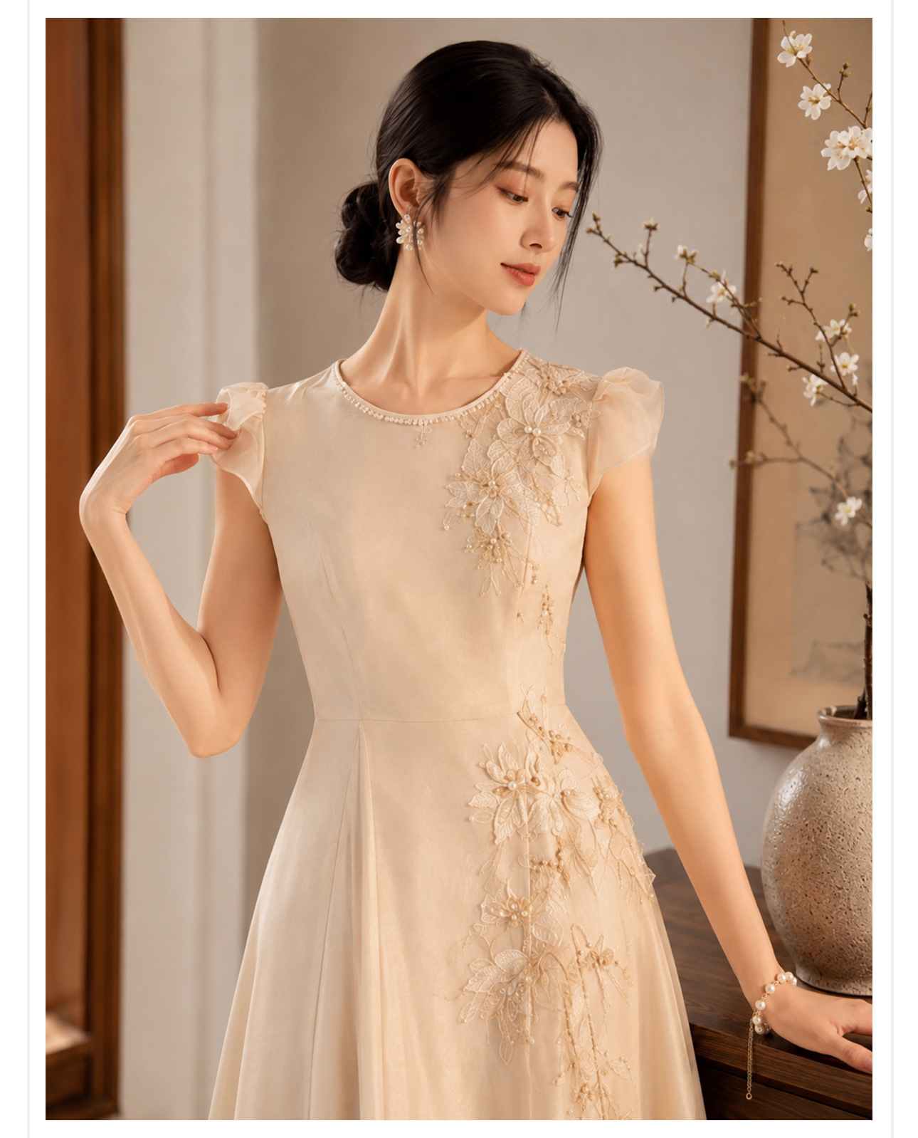 Váy dài cổ tròn thêu hoa ngọc lan lập thể kèm thắt lưng — Sữa hạnh nhân chi tiết 4