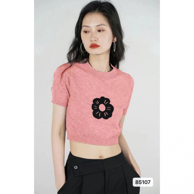 Knitted summer design short sleeve T-shirt with a round collar