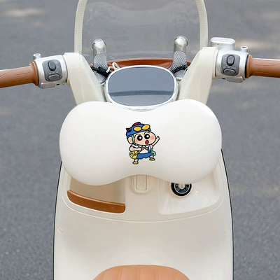 Electric vehicle anti-collision headrest, children's seat head protector, cute cartoon design, thickened to prevent head collisions, adorable accessory (Elektromobil üçün bamper qoruyucu yastıqlar) - superman-shin-chan
