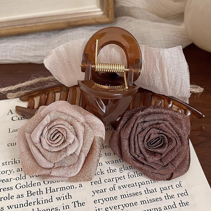 Rosas secas agarran el clip.