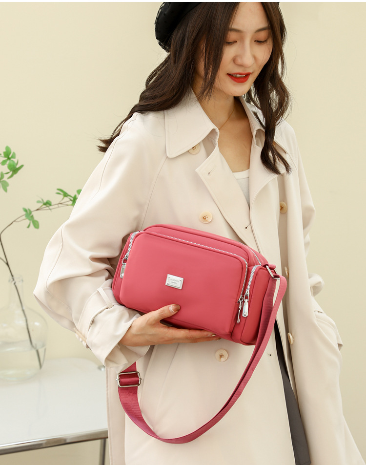 Women's Medium Nylon Solid Color Basic Zipper Shoulder Bag display picture 3
