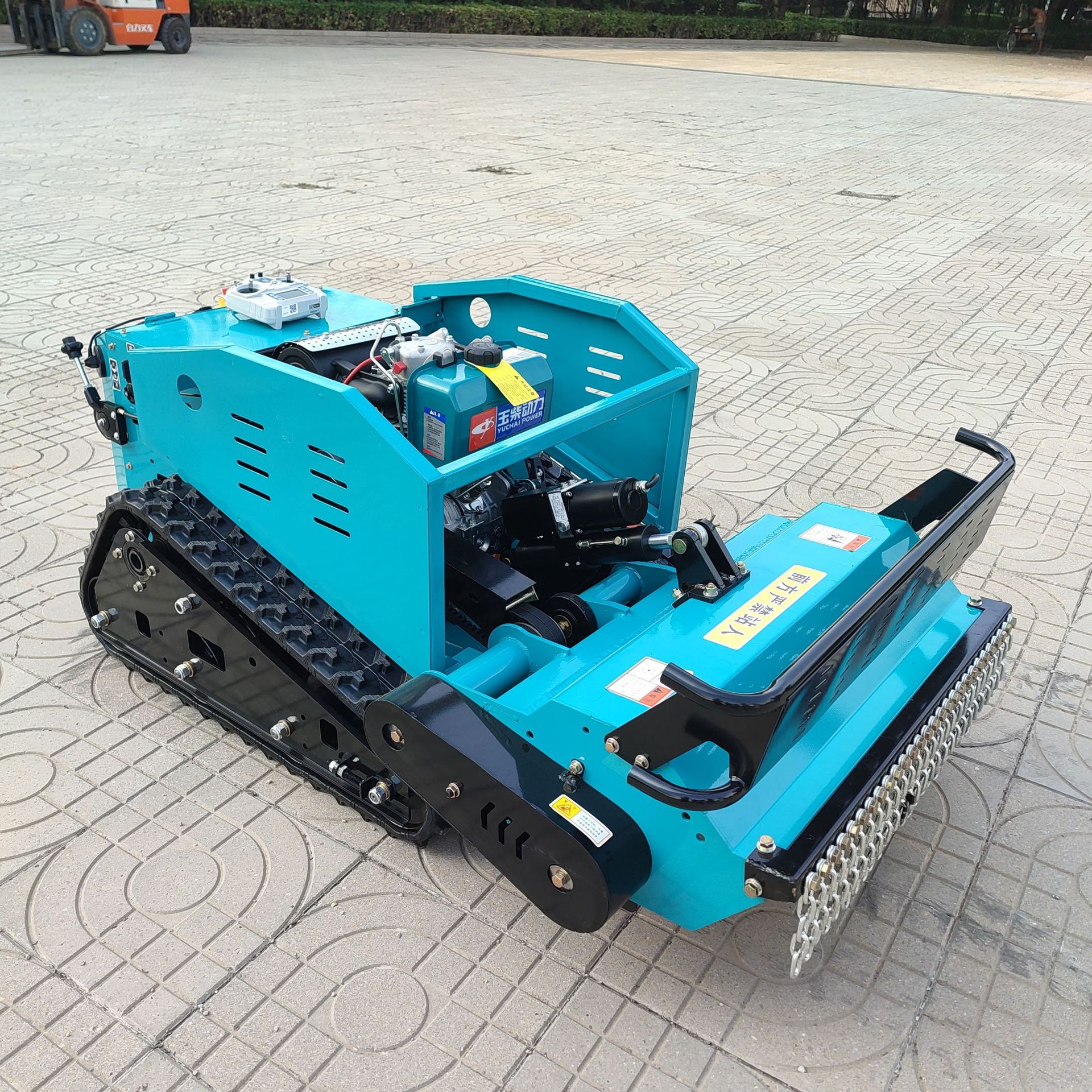 源头工厂13马力燃油割草机遥控履带碎草机远程操作农场剪草机现货