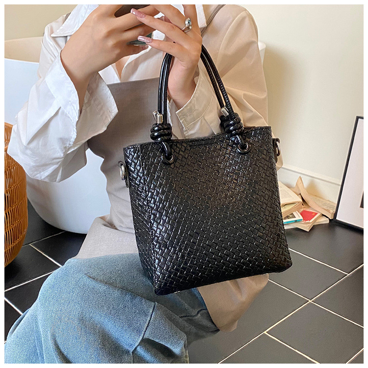 A niche and simple hand-held bucket bag for the summer of 2025, featuring a fashionable and stylish Korean style with a woven pattern, is a single-shoulder crossbody bag undefined