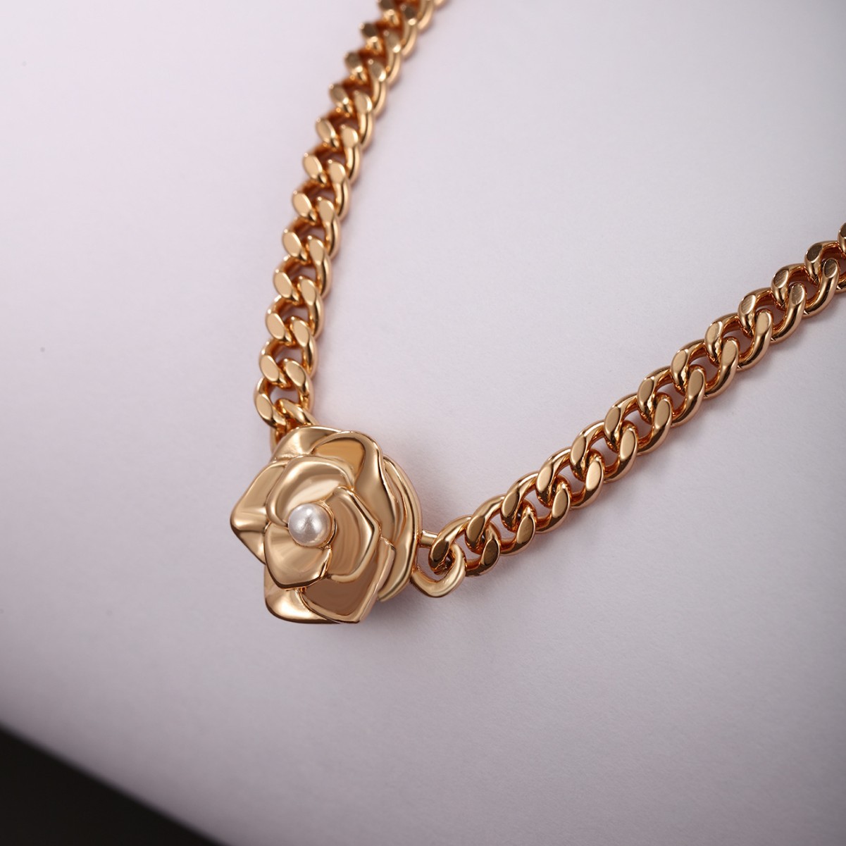 Diseño de nicho de joyería de xupe cadena cubana collar de Camelia de las mujeres francés retro Cadena de clavícula de moda personalizada