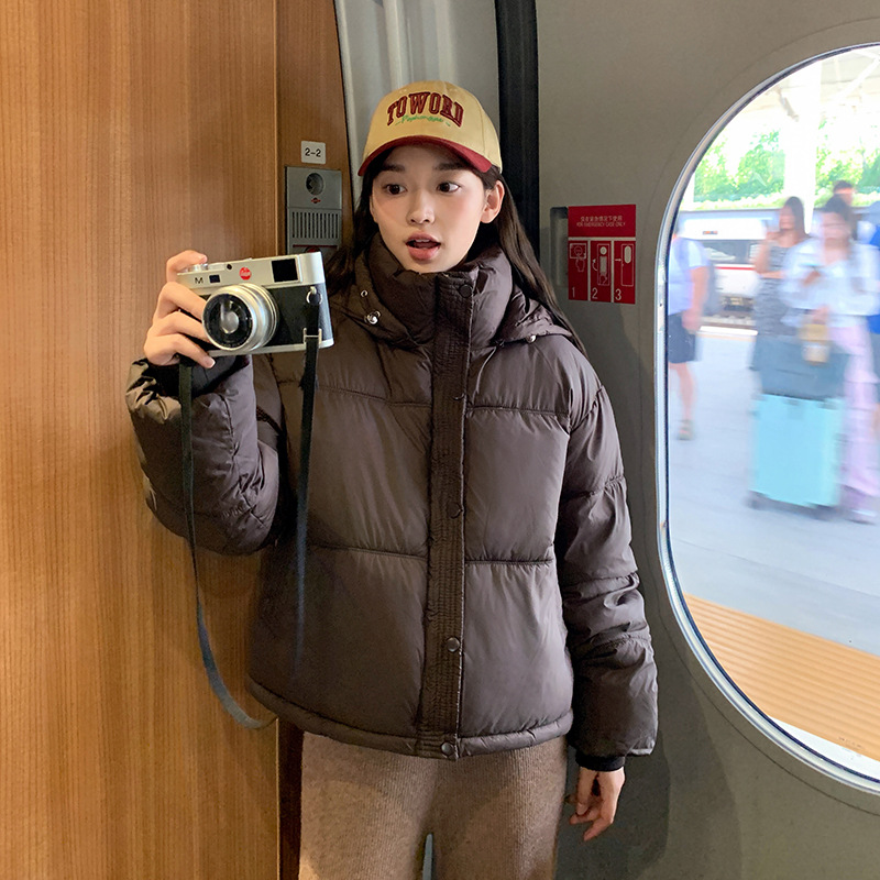 Corea de la nueva moda corta de algodón mujer 2025 invierno nuevo hombre pequeño suelto chaqueta de pan con capuzas image 2