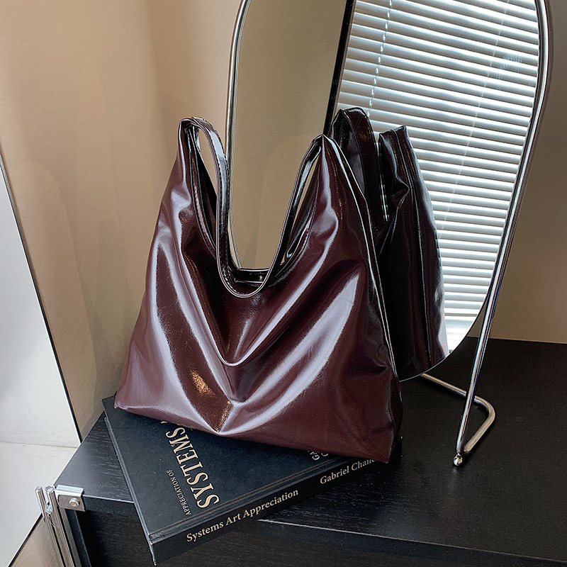 Bolsa de brazo retro de viaje para mujeres 2025 nueva moda popular bolso de hombro de cuero suave sensación de gran capacidad bolsa de mano