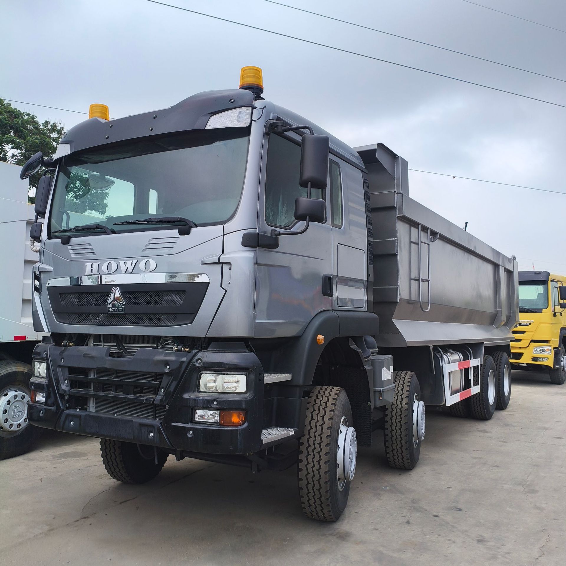 Exporting Howo 350-Horsepower Cement Tanker, Large 12-Cubic-Meter and 14-Cubic-Meter Cement Tanker