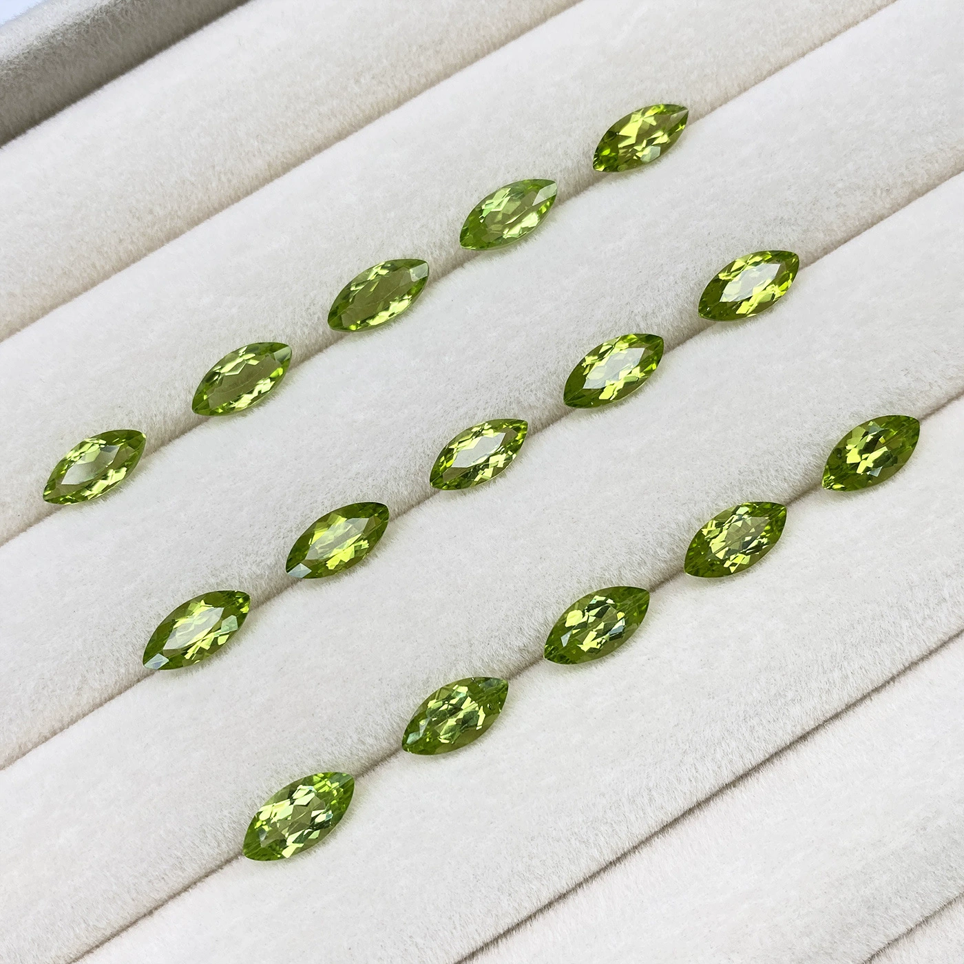 Натуральный оливин Голый камень в форме глаза лошади с обрезкой