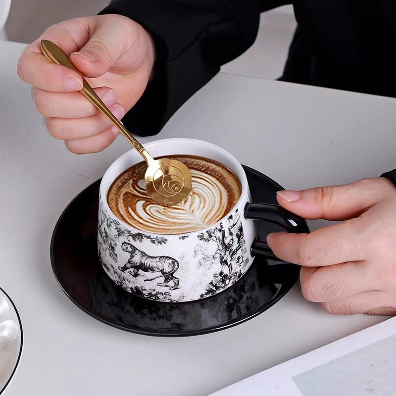 Tazas y platillos retro franceses de alto valor de la cara tigre y dragón con tazas de café con tazas de cerámica negra exquisita taza de menú de la tarde