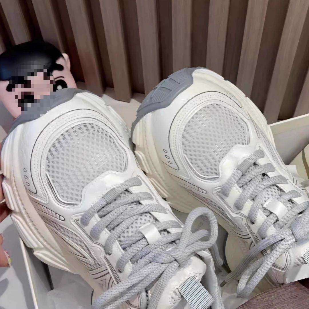 Explosión de verano ultra ligero mostrando pies pequeños zapatos de padre grueso para mujeres 2025 nuevos productos de malla transpirable zapatos deportivos cómodos para mujeres