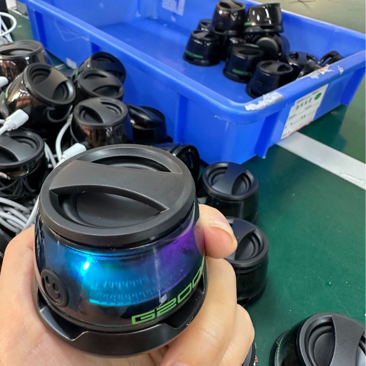 Bluetooth de absorción magnética luz de atmósfera portátil RGB inalámbrica ventosa altavoz pesado fábrica de subwoofer colorido 5 vatios