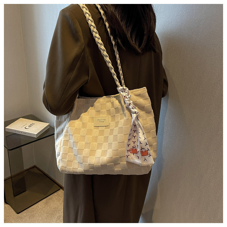 Large-capacity commuter tote bag 2023 new summer fashion large bag, women's checkered high-end and stylish single-shoulder bag undefined