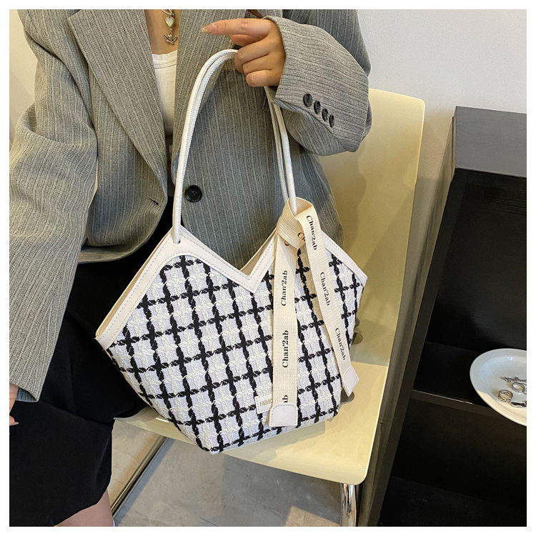 Fashion Handbag 2024 New Trendy Women's One Shoulder Large Capacity Plaid Scarf Tote Bag_voghion.com