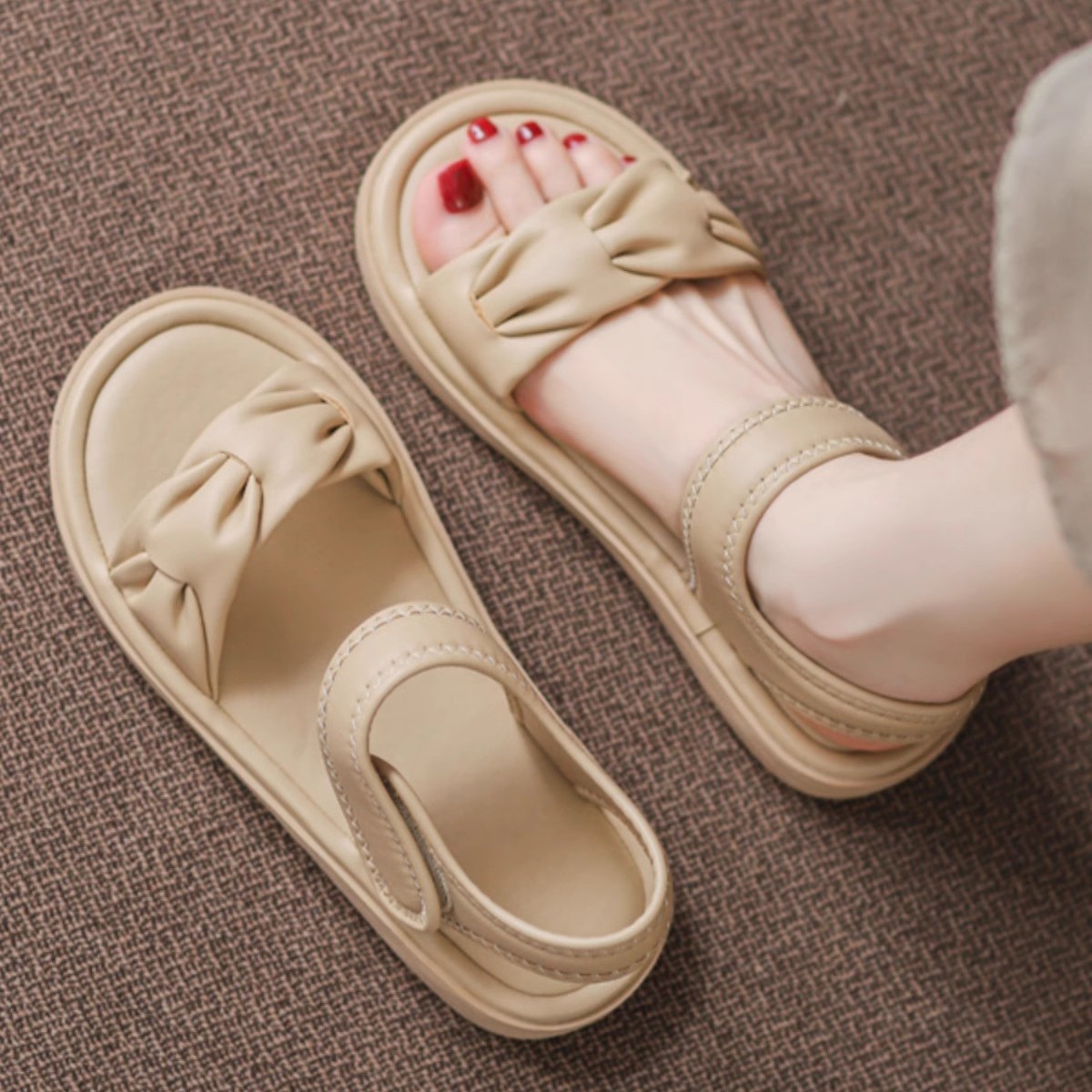 Sandalias planas de cuero para mujer estilo hada 2025 verano nuevo estilo ropa exterior zapatos romanos planos zapatos casuales de playa de suela blanda