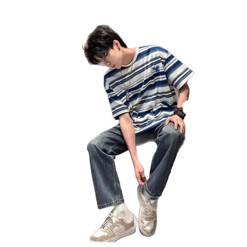 High-end sense of fashion, trendy brand, simple striped short-sleeved t-shirt for men in 2025, casual, loose-fitting, white-toned, regular shoulder top