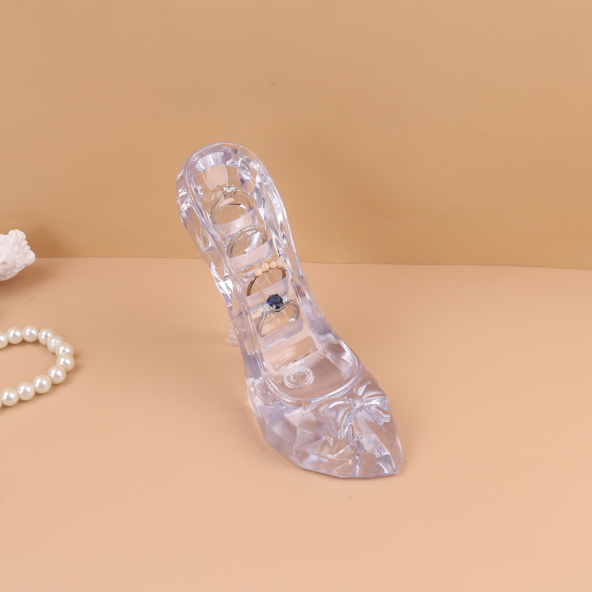 �羳����ˮ��Ь��Ʒ�ڼ�չʾ���ӽ�ָ����͸���߸�Ь���ɵ�������