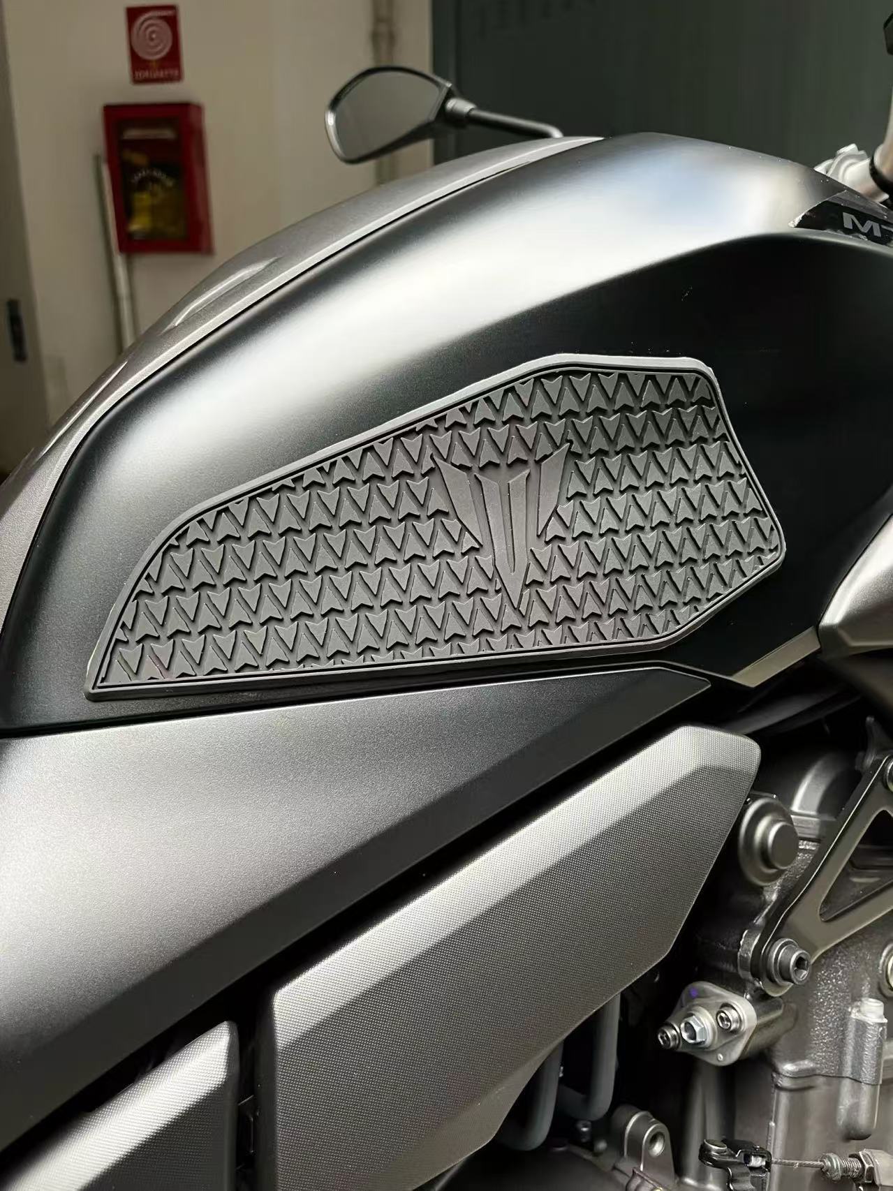 Yamaha Mt07 2025 Motorcycle Accessories Modified Fuel Tank Anti-Slip Pad Anti-Scratch and Anti-Scratch Fuel Tank Pad