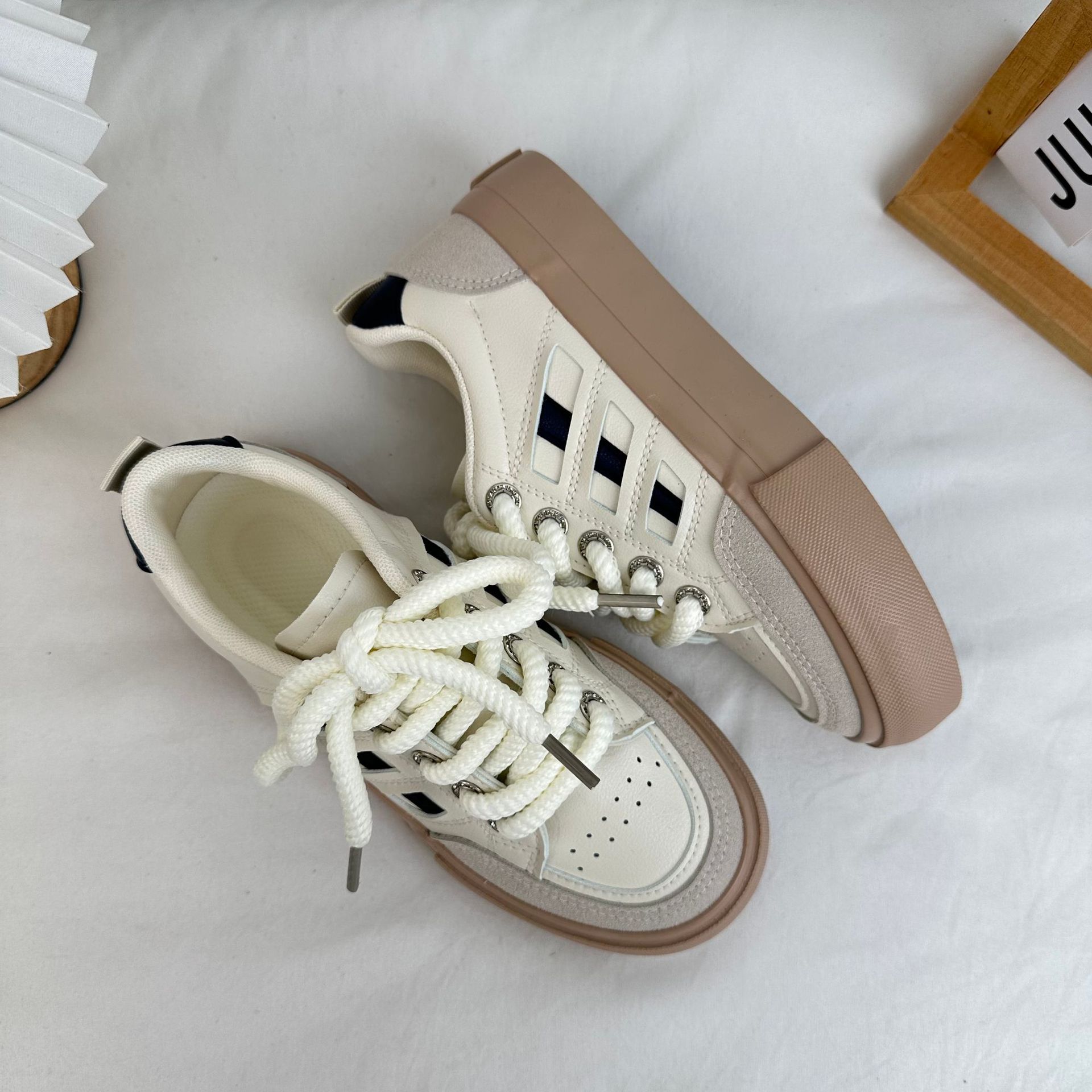 Far Wave Autumn Zapatos casuales coreanos para mujer Zapatos de lona de nicho de estilo ins de todo fósforo para mujer 2024 nuevos zapatos blancos image 4