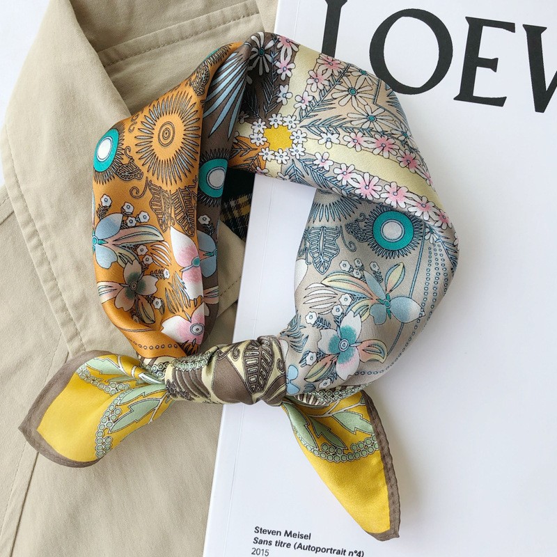 카키색 네잎 클로버