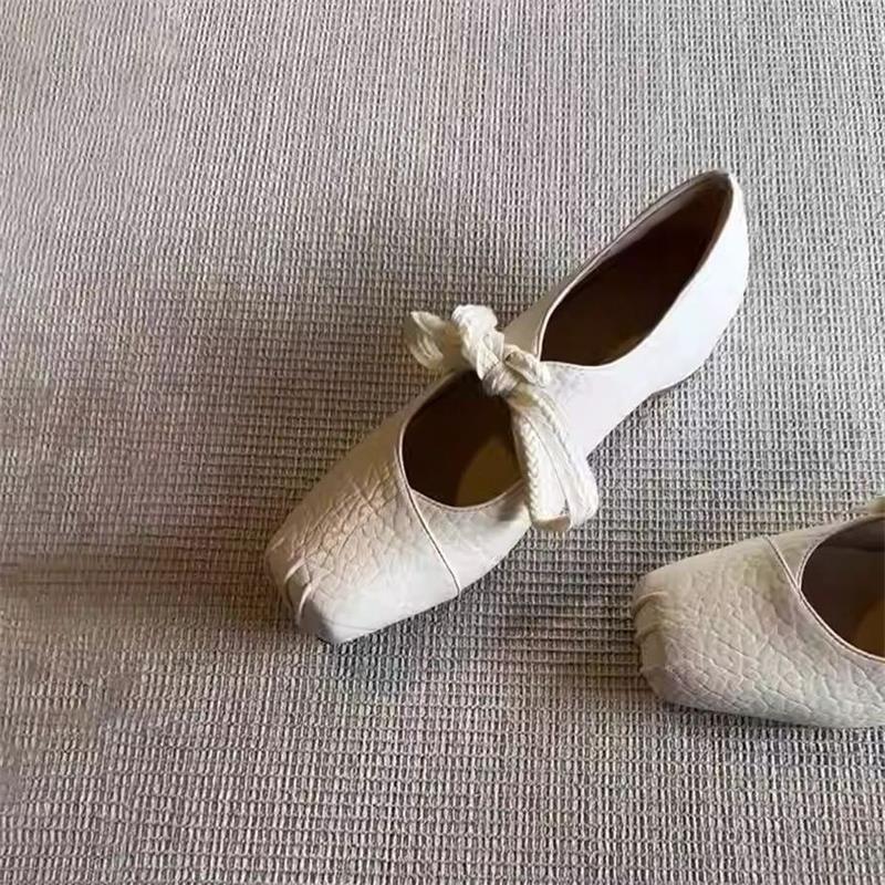 Cabeza cuadrada francesa francesa beige un cordón zapatos de ballet superficial universal negro interior aumento de altura simple zapatos de mujer