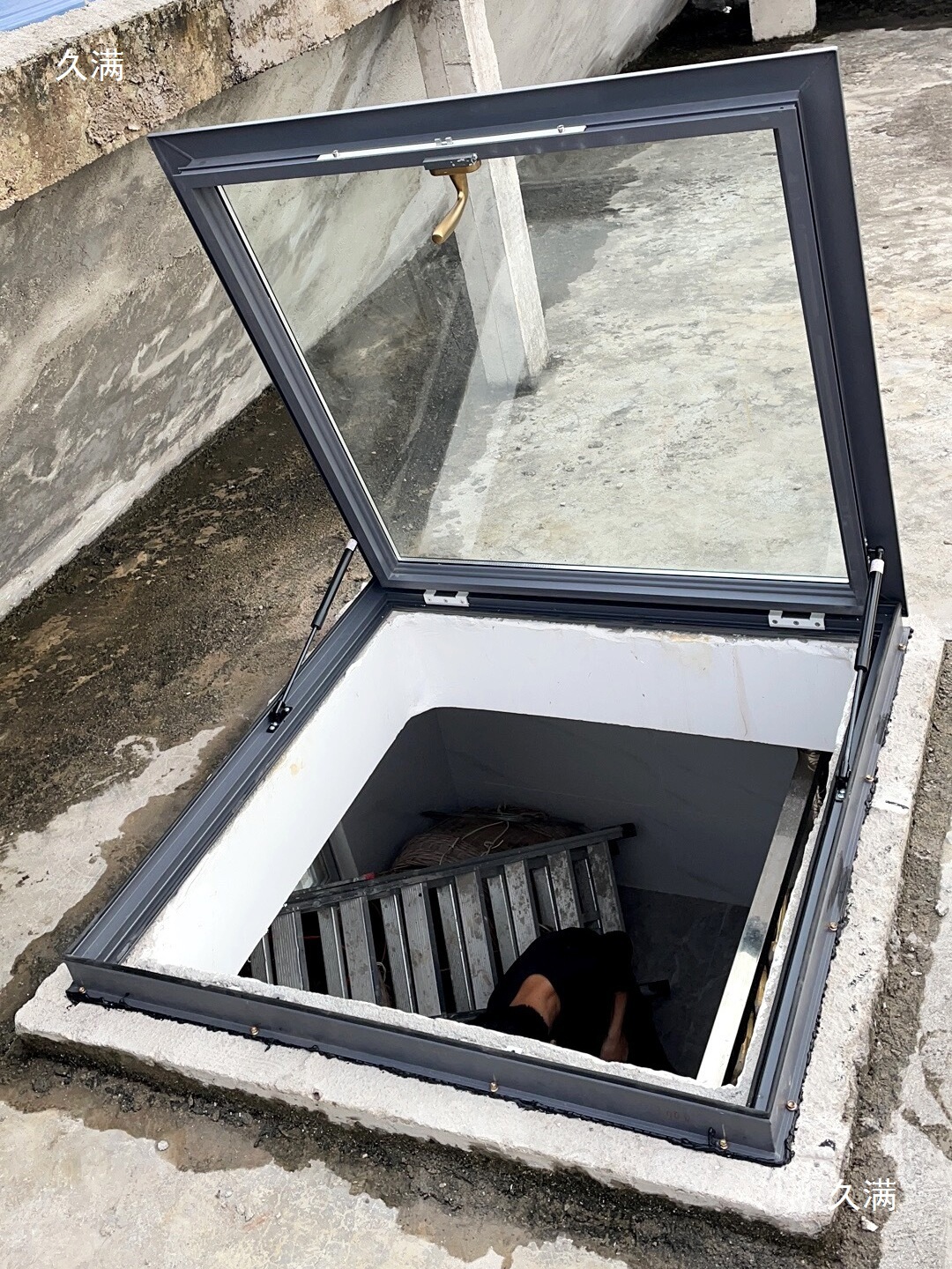 Мансардное окно 840x840 без стекла