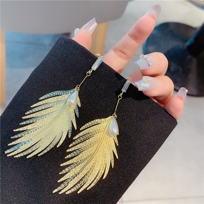 2023 nuevo colgante de moda coreana, pendientes de hoja de metal de todo fósforo de personalidad, pendientes simples de temperamento de celebridad neta de perlas