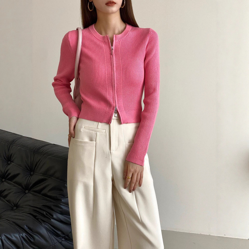 The Same Style from Miu That Makes Your Skin Look Fairer! Pink Ribbed Knit Double-Zip Slim-Fit Short Cardigan for Early Autumn The Same Style from Miu That Makes Your Skin Look Fairer! Pink Ribbed Knit Double-Zip Slim-Fit Short Cardigan for Early Autumn