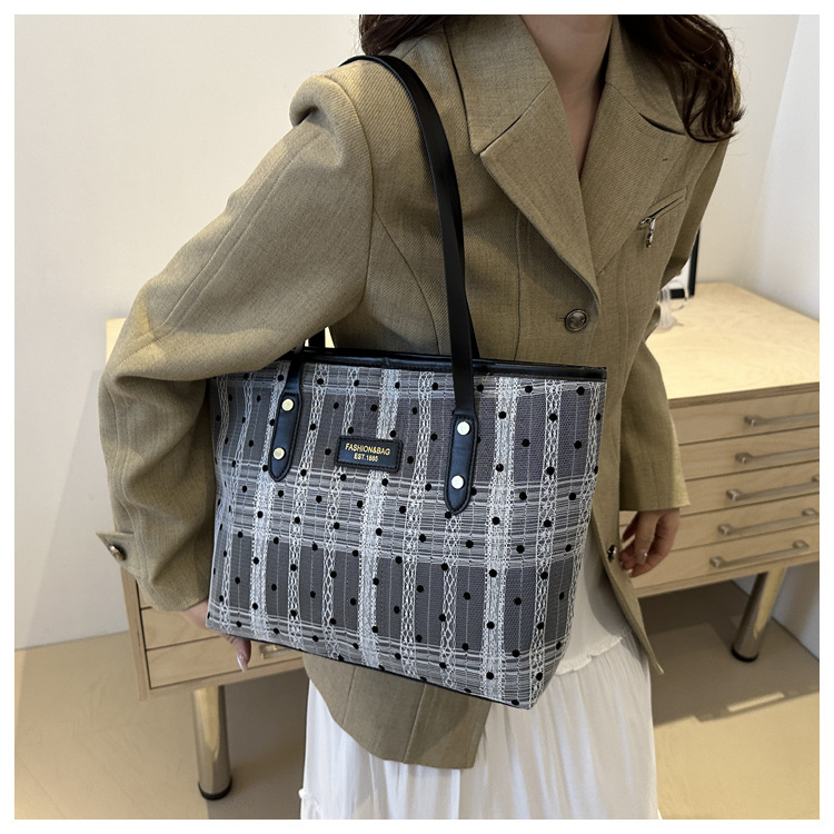Fashionable large-capacity tote bag for women, new autumn 2024 collection, casual retro single-shoulder bag, commuter handbag, cross-border bag undefined
