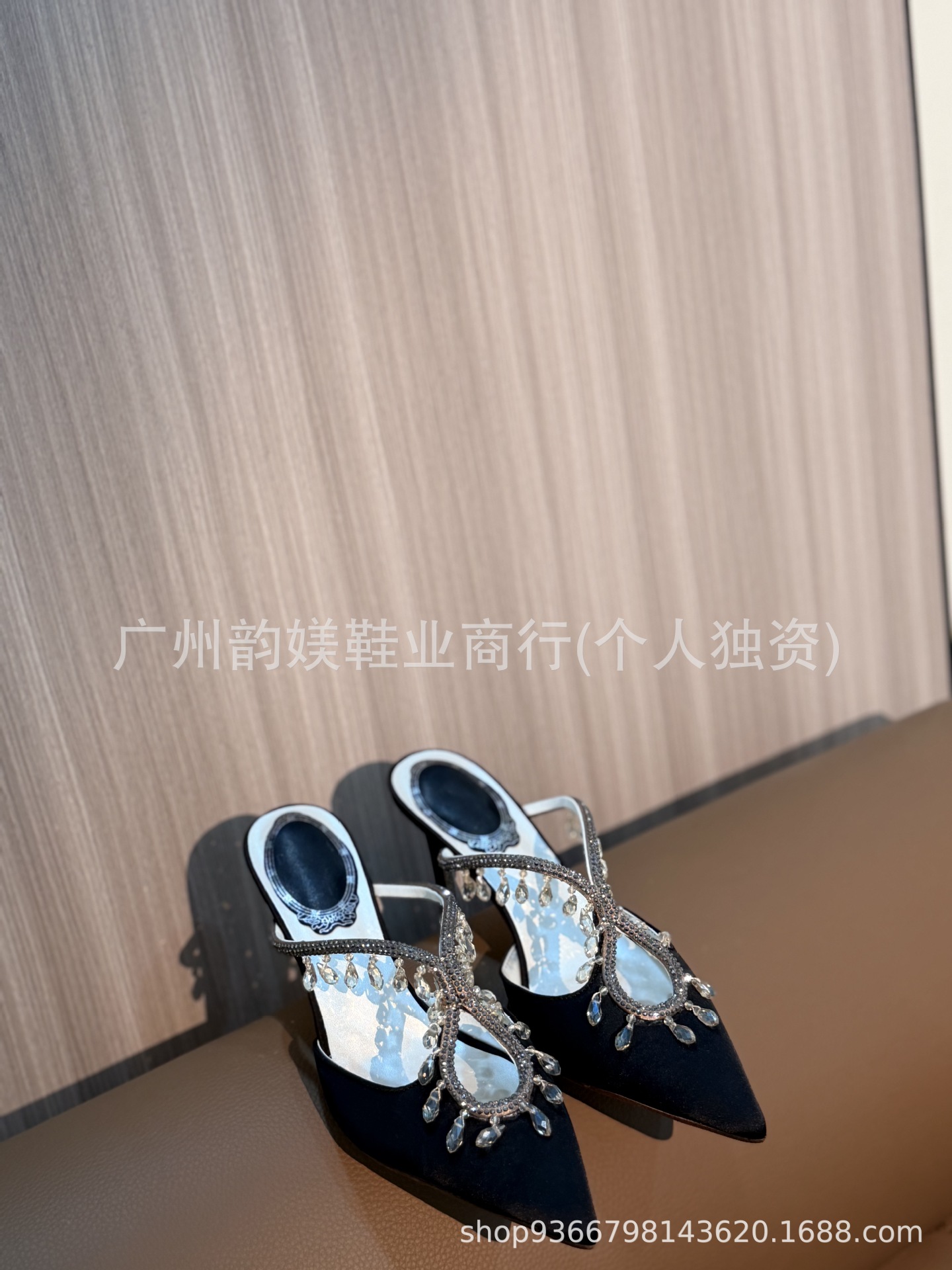 뾰족코 펜던트 장식 블랙 9cm 힐