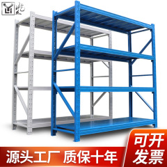 そびえる倉庫の中型大型工場の収納棚の多層置物を厚くして組み立てて、鋼製の棚鉄を取り外します。