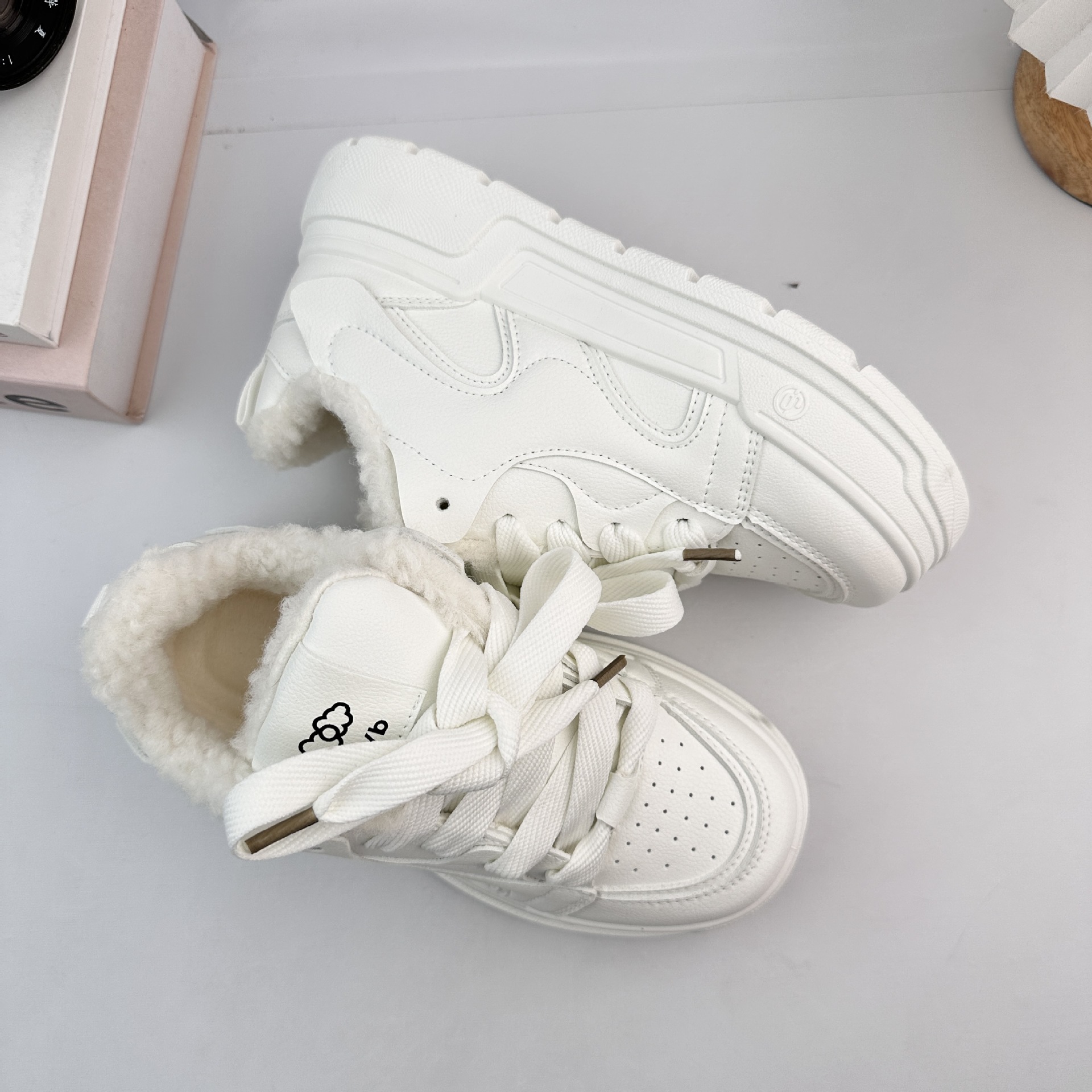 Yuanbo versátil estudiante casual zapatos blancos para mujeres 2025 nuevas zapatillas de invierno de terciopelo con suela gruesa aumentando la altura de los zapatos de patinaje