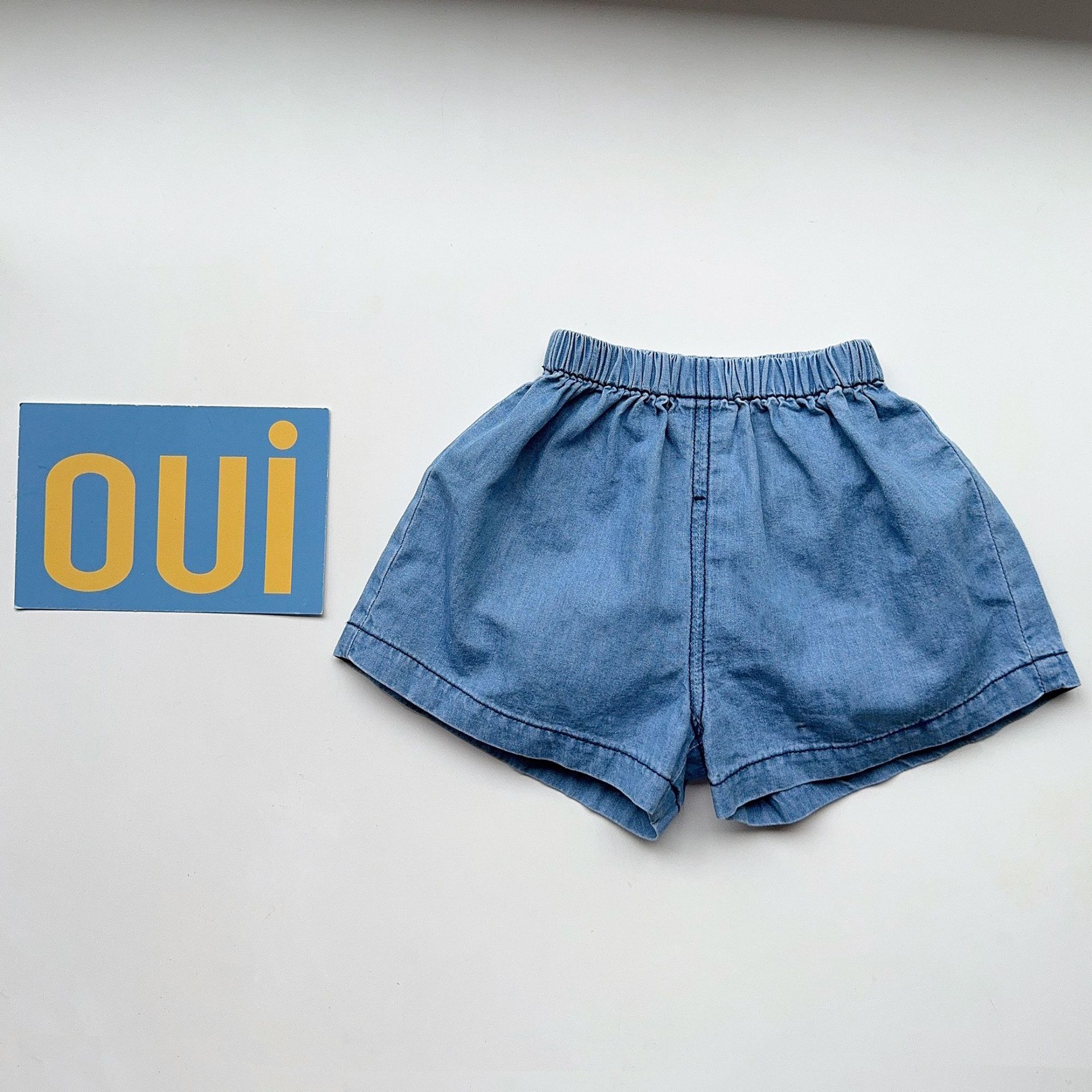 Versión coreana del estilo delgado de verano para bebés de 1 a 3 años, camiseta suelta con letras, traje casual para bebés de todo fósforo para hombres