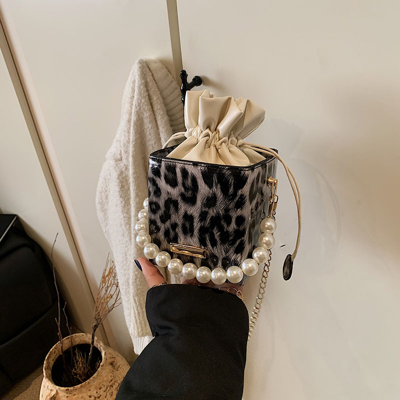 Bolso diagonal de un solo hombro coreano perla femenina 2025 nueva moda moda cadena estampado de leopardo pequeño bolso cuadrado bolso cubo bolso