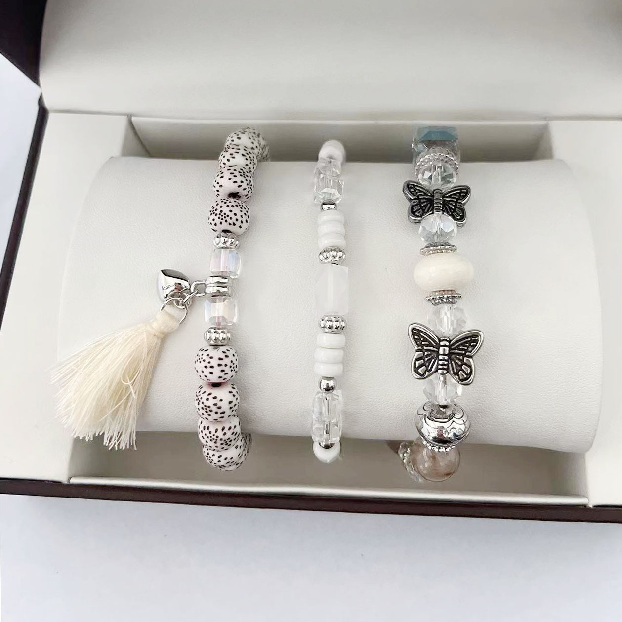 Juego de tres piezas de brazalete gris