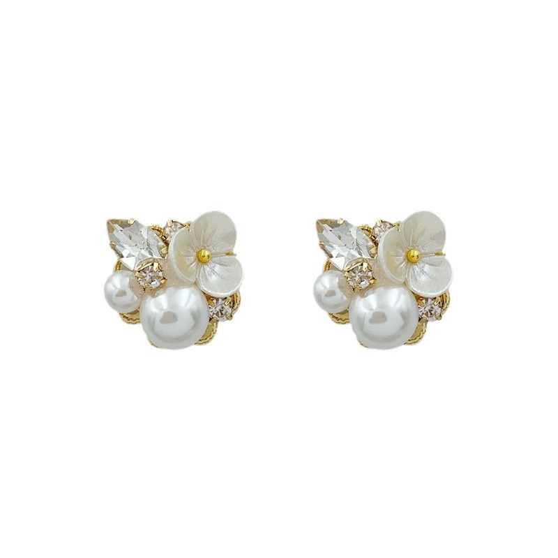 Small elegant earrings pearl