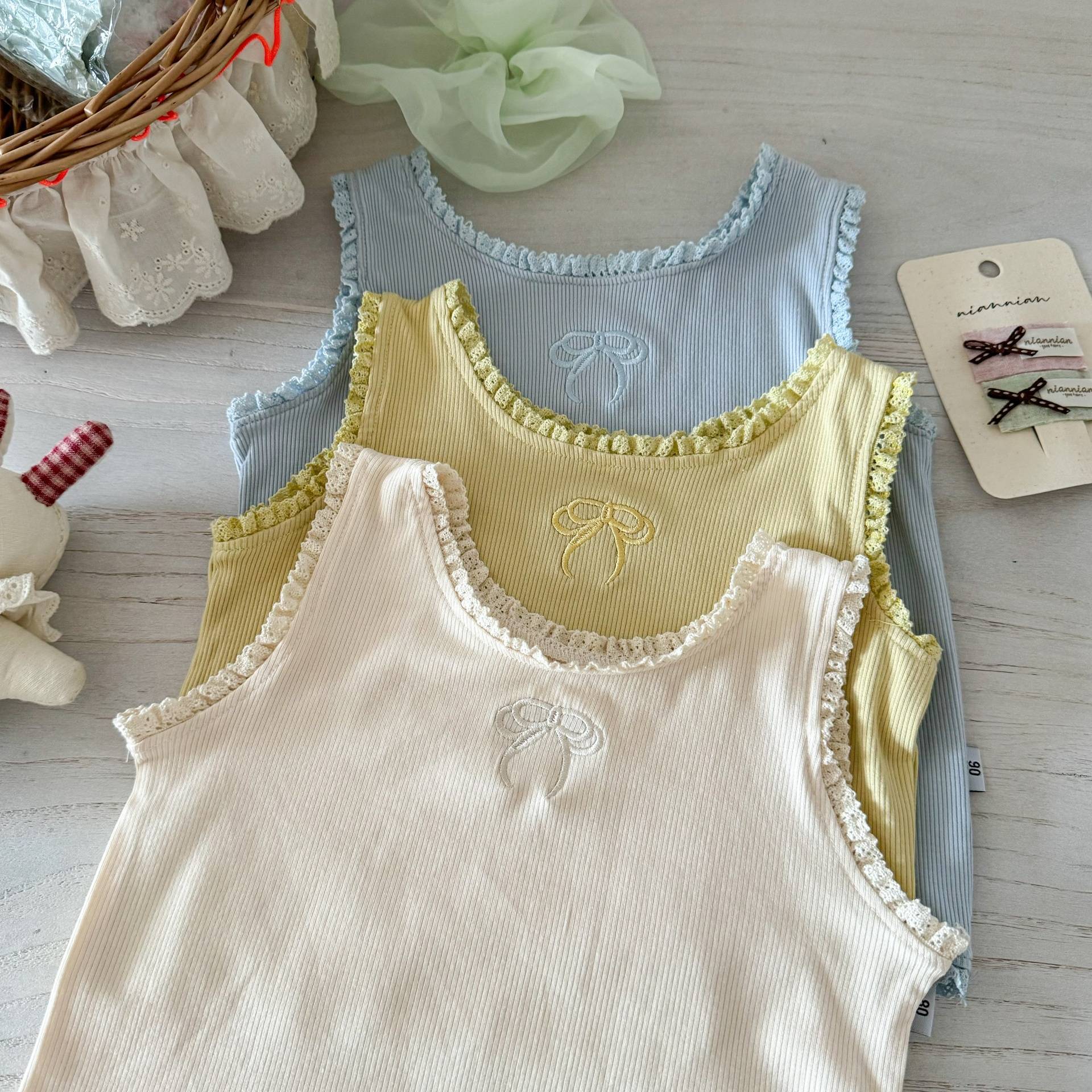 Chaleco pequeño con orejas de madera bordadas para niñas