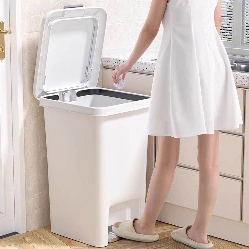 Big plastic capacious garbage can for home use for living room