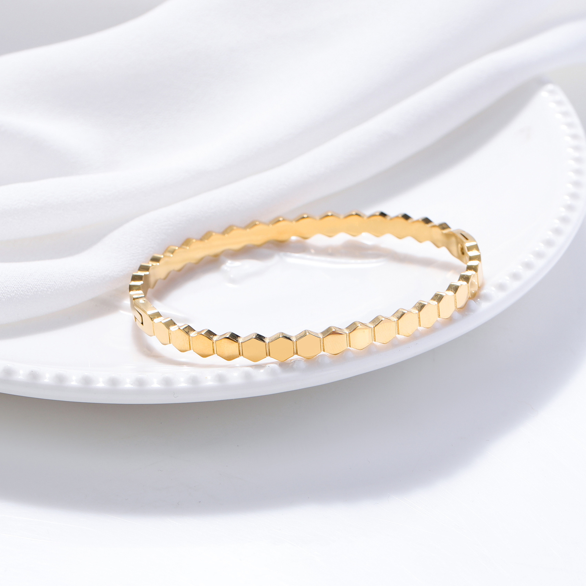 Pulsera de titanio y acero para mujer, diseño moderno y sencillo, pulsera de lujo que no se desvanece, venta al por mayor en stock.